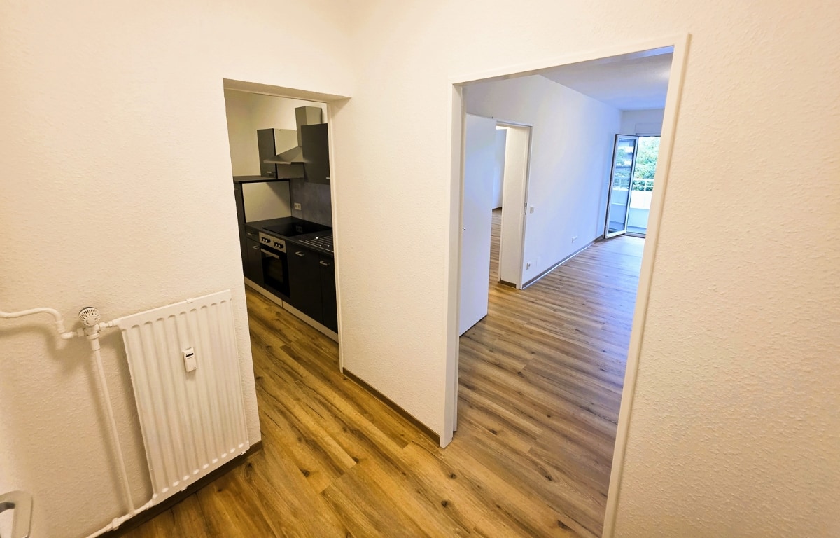 2 ZKB Wohnung in Saarbrücken-Flur mit Blick in die Küche