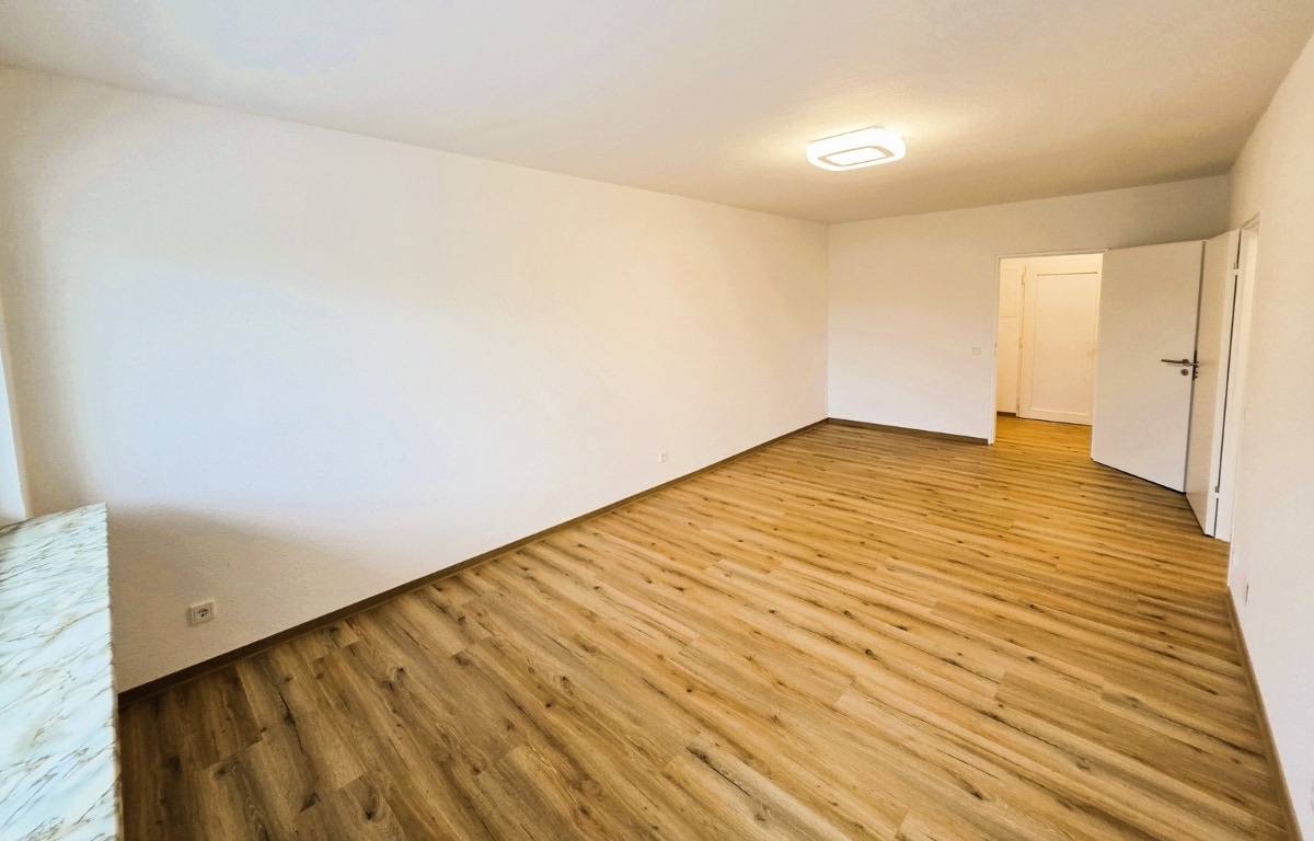 2 ZKB Wohnung mit Balkon in Saarbrücken mieten-Wohnzimmer