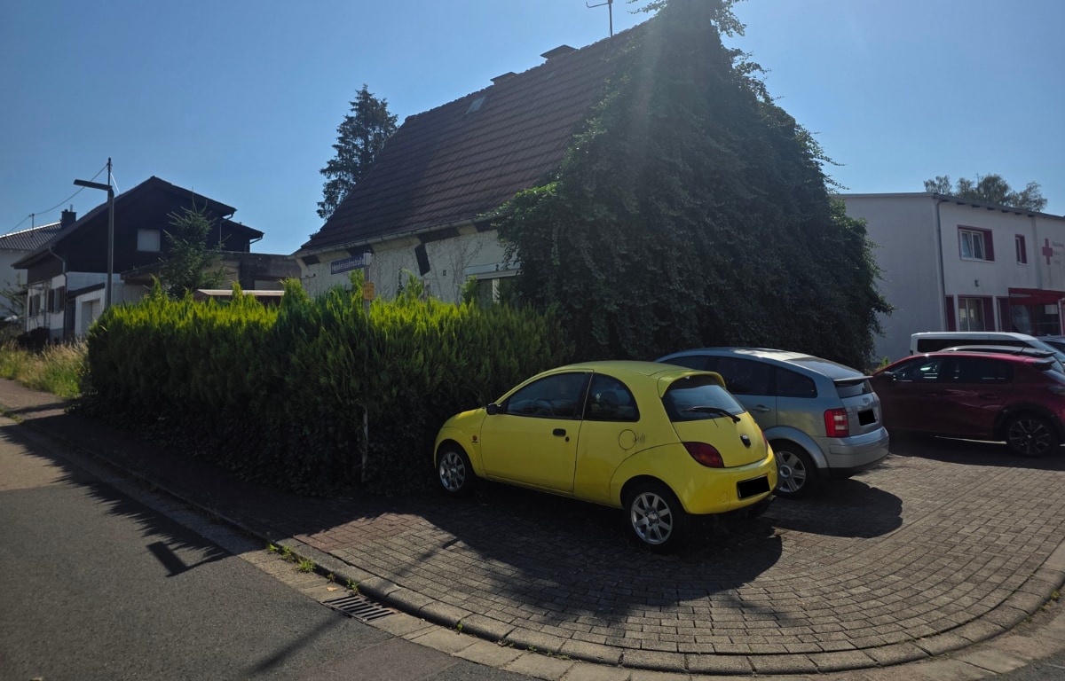EFH mit großer Werkstatthalle in Ottweiler - Parkplatz