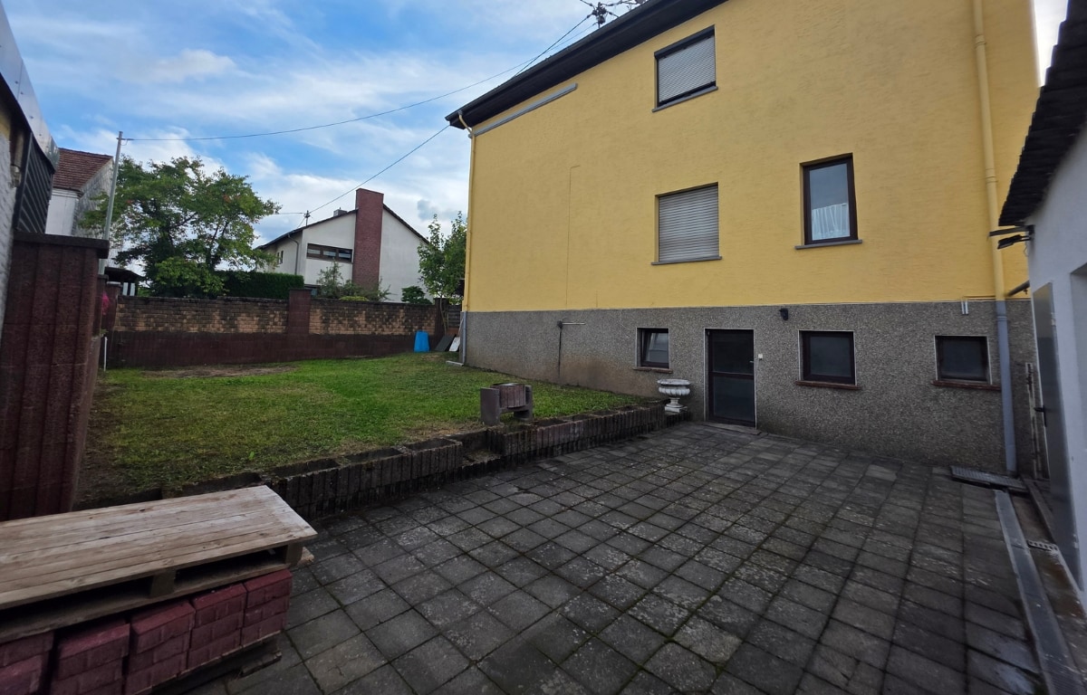 Mehrfamilienhaus in Merchweiler-Terrasse mit Blick in den Garten